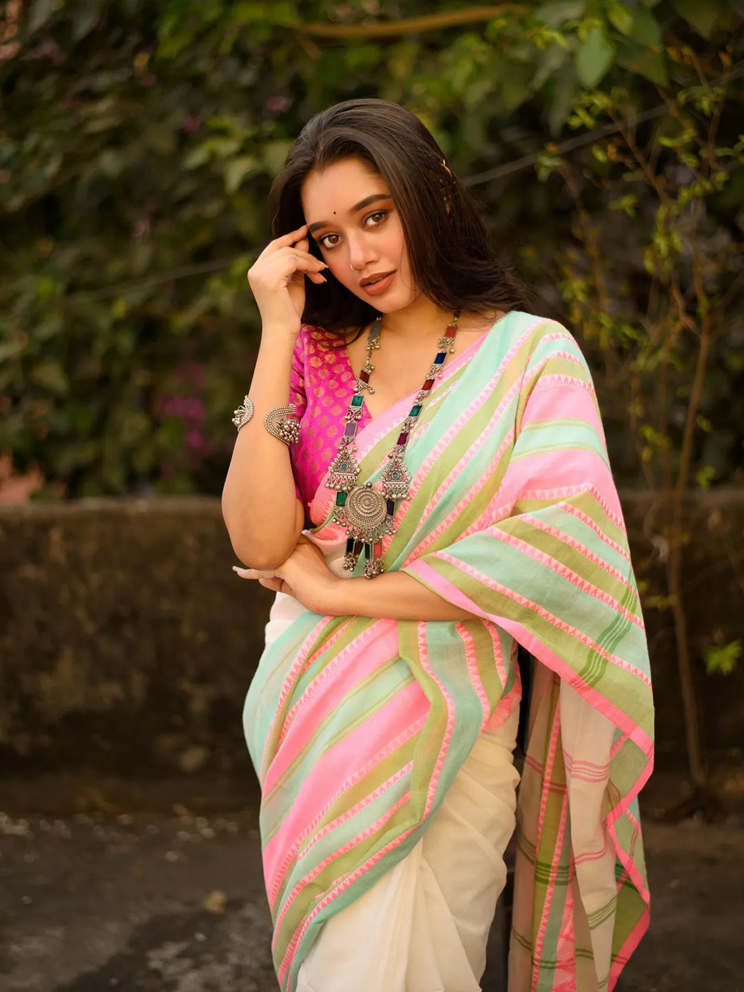 Aparna White & Pink Cotton Saree With Unstitched Blouse Piece For Women